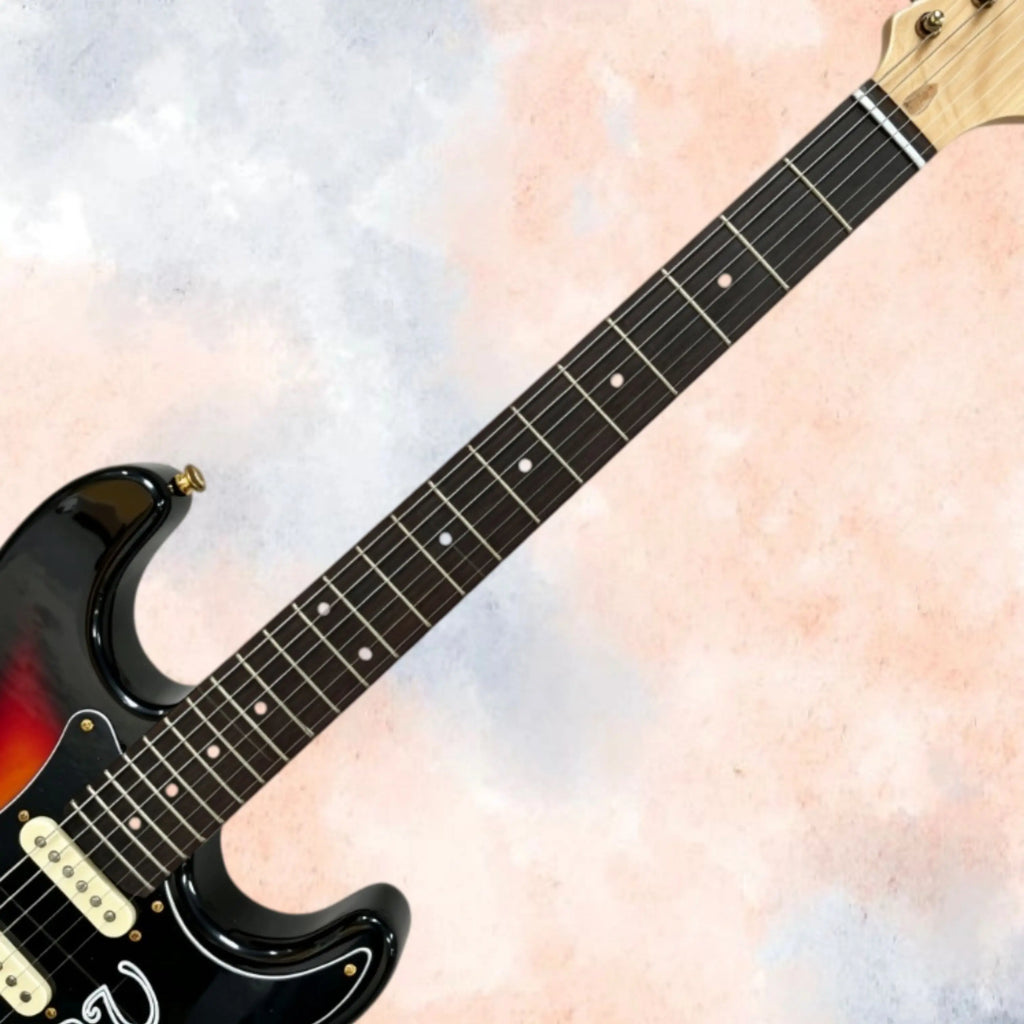 Guitarra eléctrica con acabado degradado que imita el atardecer y herrajes dorados, protector de cuerdas retro de color negro, guitarras con pastillas SSS, ideal para los amantes del rock.