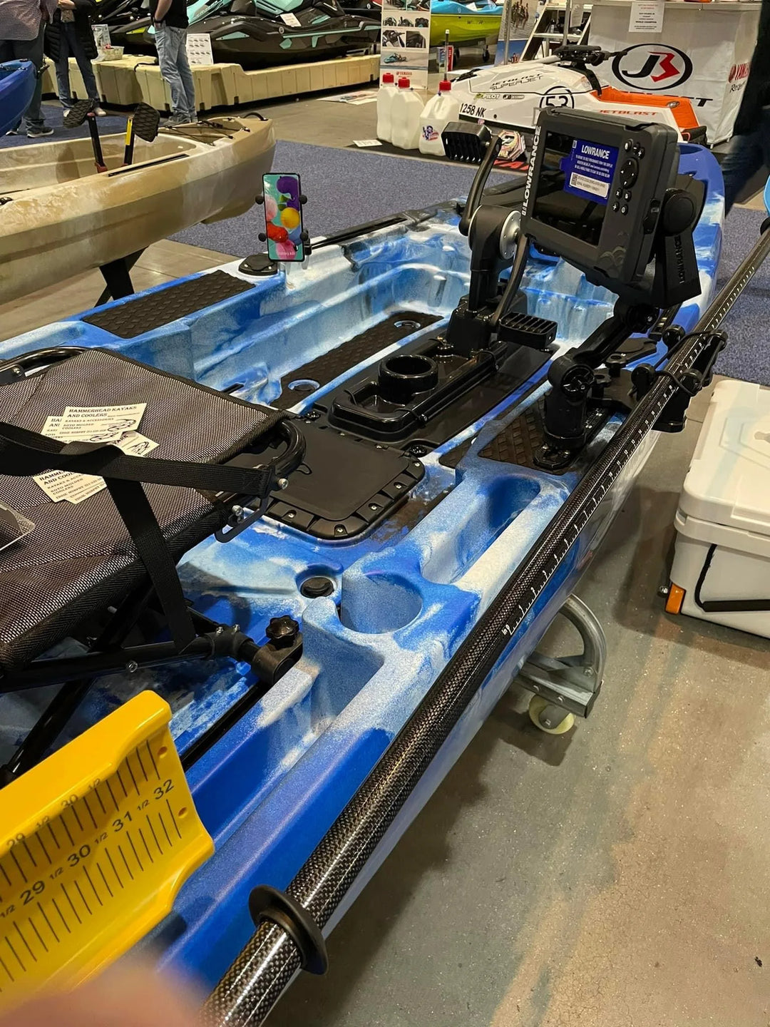 Kayak Factory - Kayak de 13 pies con Pedales Dobles de Rotomoldeo, Motor Eléctrico para Pesca, Timón Plegable y Asiento con Altura Ajustable