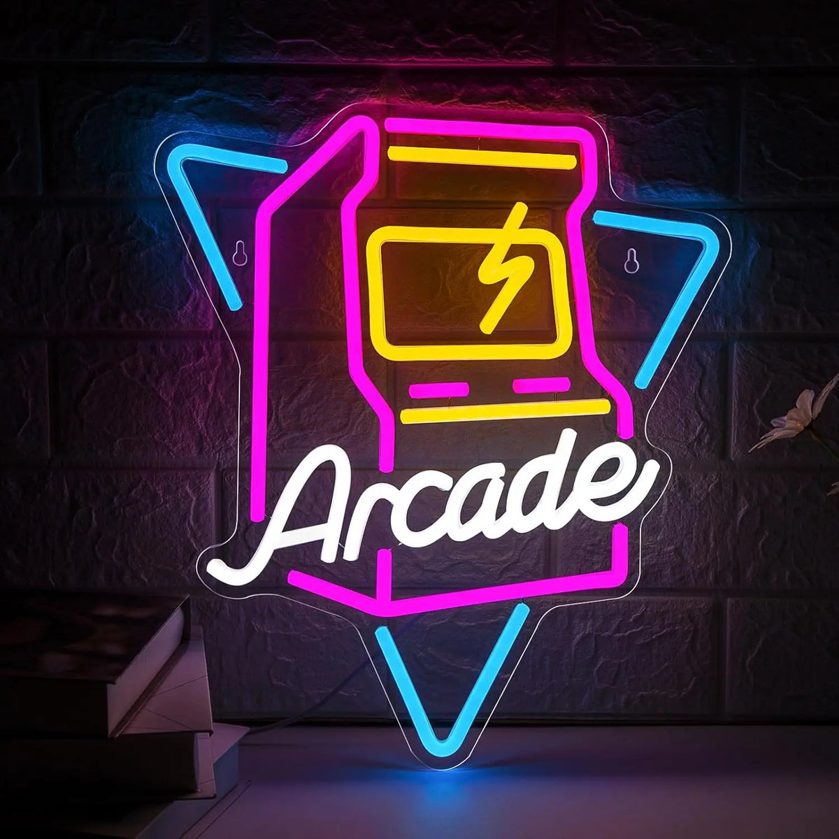 Letrero LED neón “Arcade” con monitor, colores rosa, amarillo, azul y contornos verdes.
