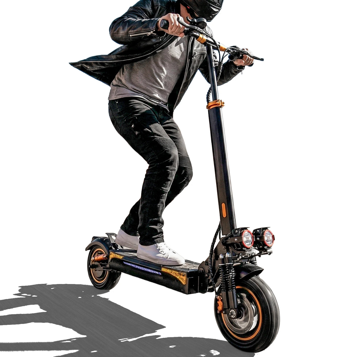 Patinete eléctrico todoterreno negro con llanta ancha y faros delanteros, en uso