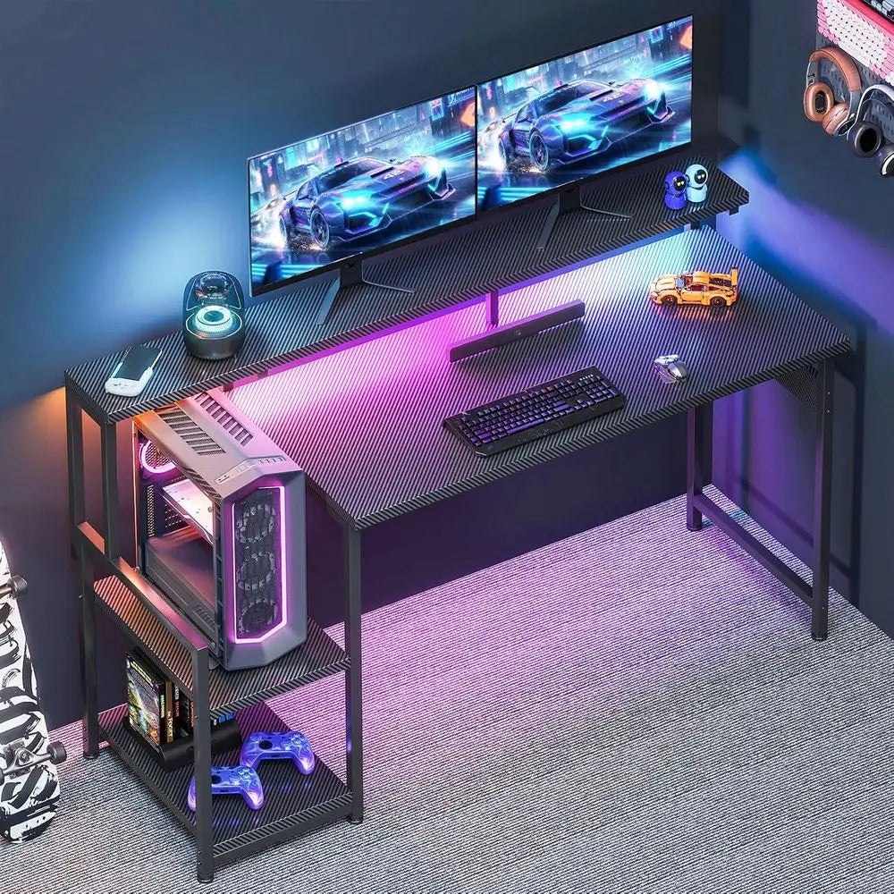 Escritorio gamer negro con luces LED, superficie tipo fibra de carbono y estantes laterales