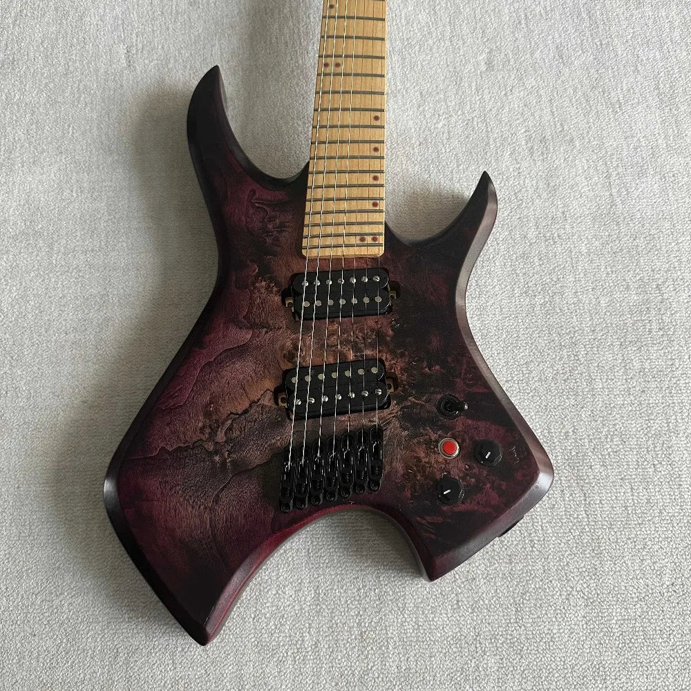Guitarra eléctrica de 7 cuerdas con trastes en forma de abanico, de 648 mm a 670 mm, tapa de arce con vetas de color púrpura oscuro, incrustaciones de puntos rojos y puntos fluorescentes en los laterales del mástil.