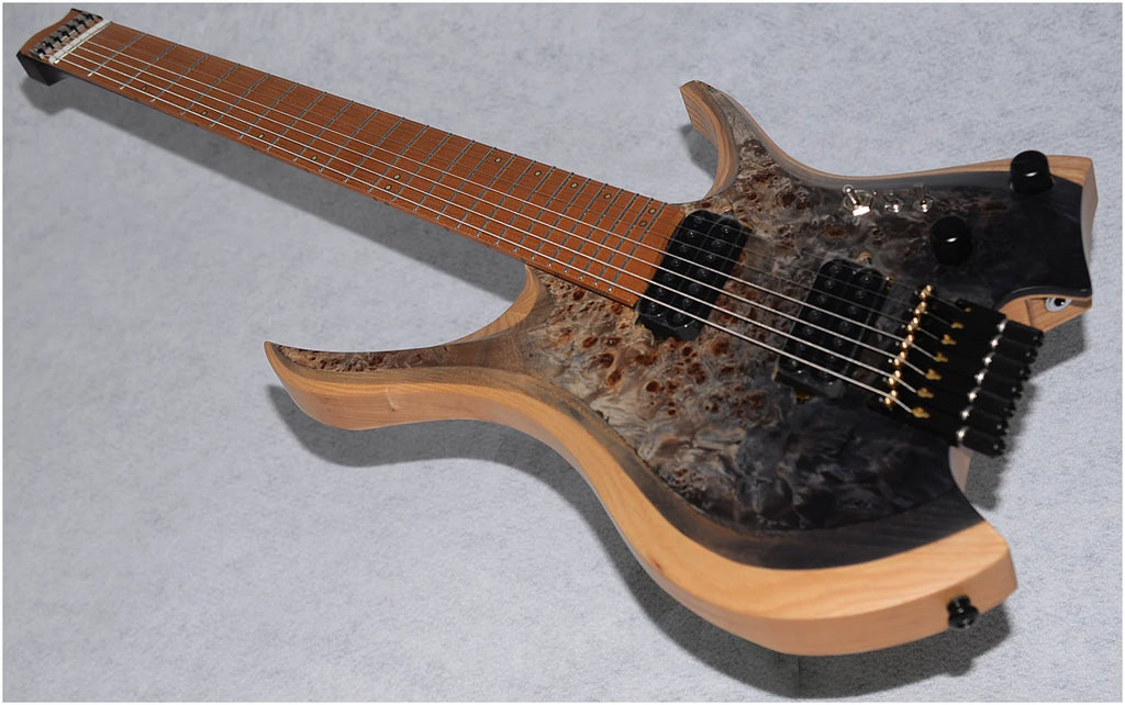 Guitarra eléctrica sin cabeza NK 2026 con trastes en abanico, 7 cuerdas, cuello con unión en cuña, color negro, cuello de arce tostado de 5 capas