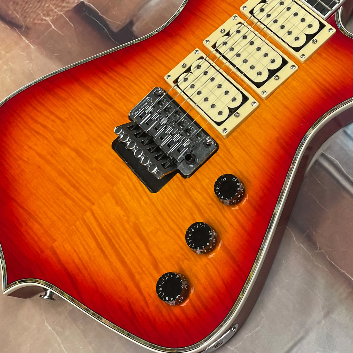 Guitarra eléctrica de 6 cuerdas con tapa de arce tigrado efecto sunset, sistema de trémolo, pastillas HHH, guitarra eléctrica de rock metálico.