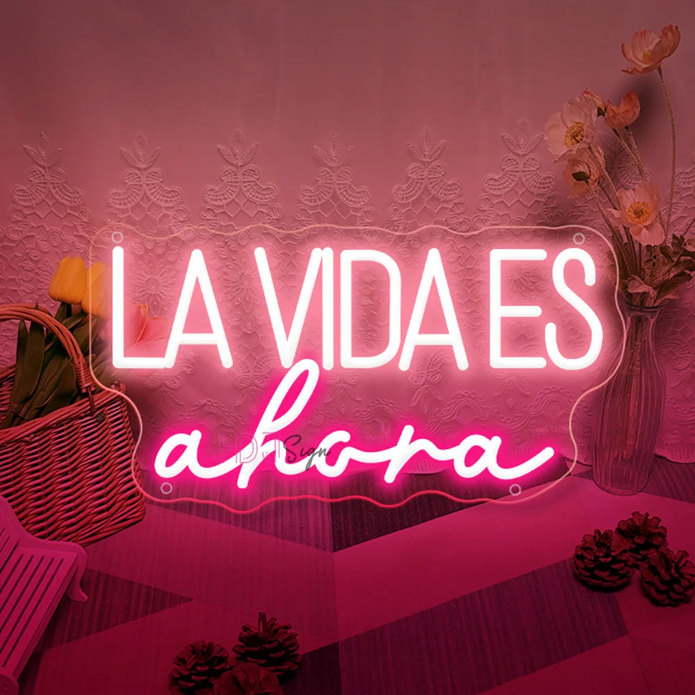 Cartel LED neón USB con «La vida es ahora»; luz rosa brillante