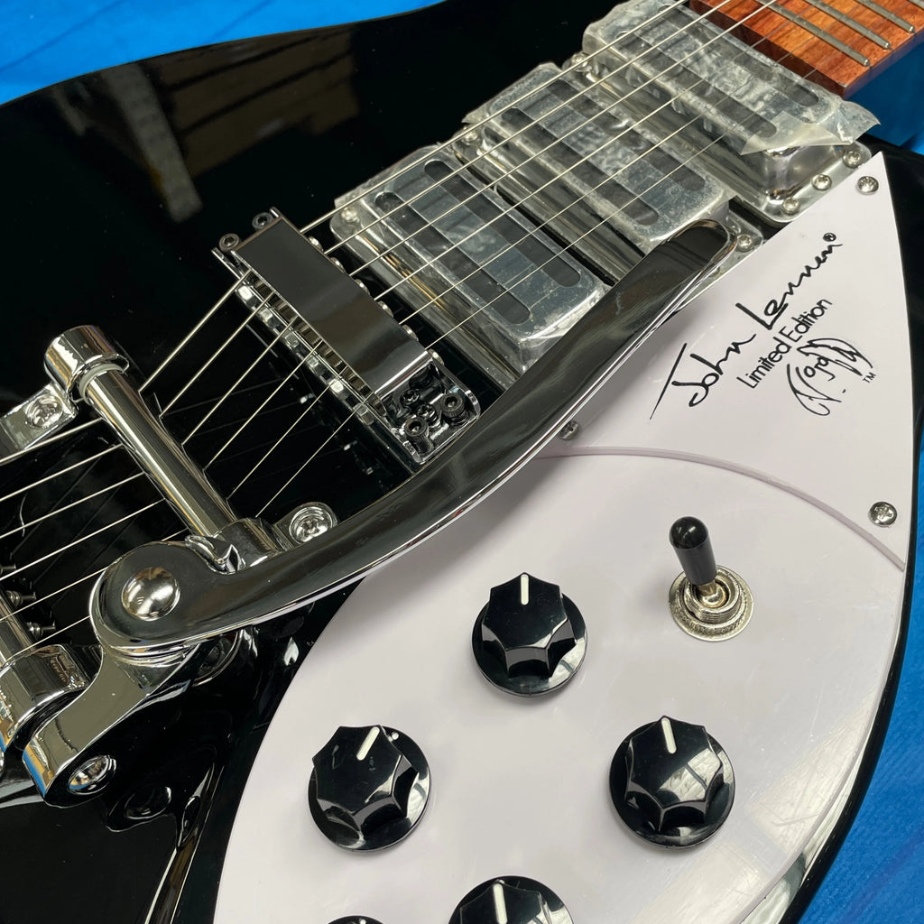 Nueva guitarra Rick Signature 325 negra 2026 con herrajes cromados