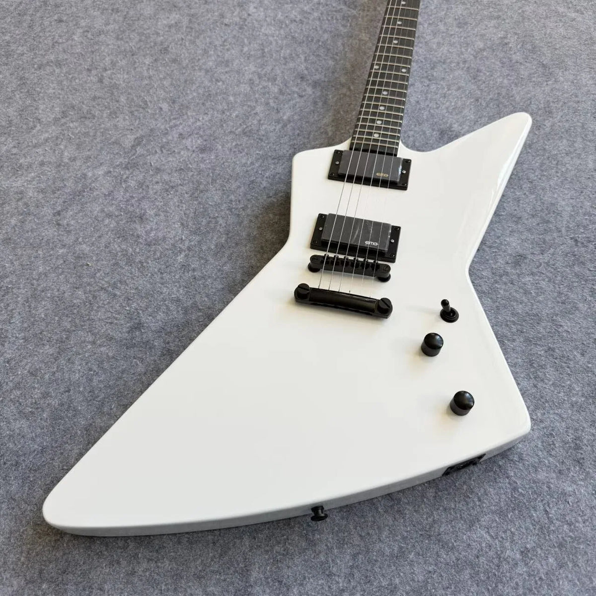 Guitarra eléctrica Goose de cuerpo blanco con diapasón Snake incrustado y línea activa negra OTGT-2009
