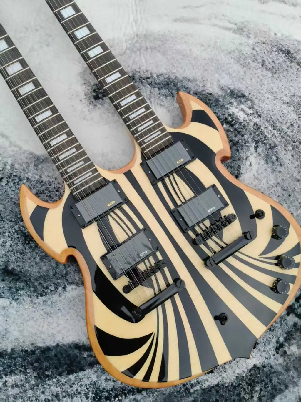Guitarra eléctrica de doble mástil, guitarra de cuerpo macizo con 12+6 cuerdas, acabado en blanco y negro con diseño de remolino, herrajes negros, pastillas humbucker.
