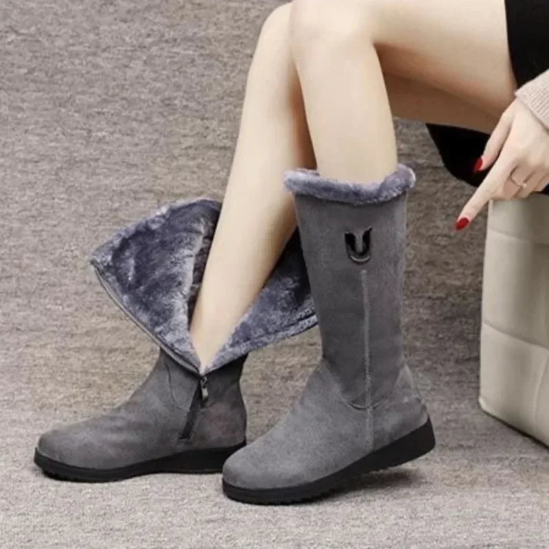 Nuevas botas de invierno 2025 para mujer con entresuela de felpa, botas de nieve modernas, gruesas y cálidas, fondo plano, botas de algodón con cremallera lateral