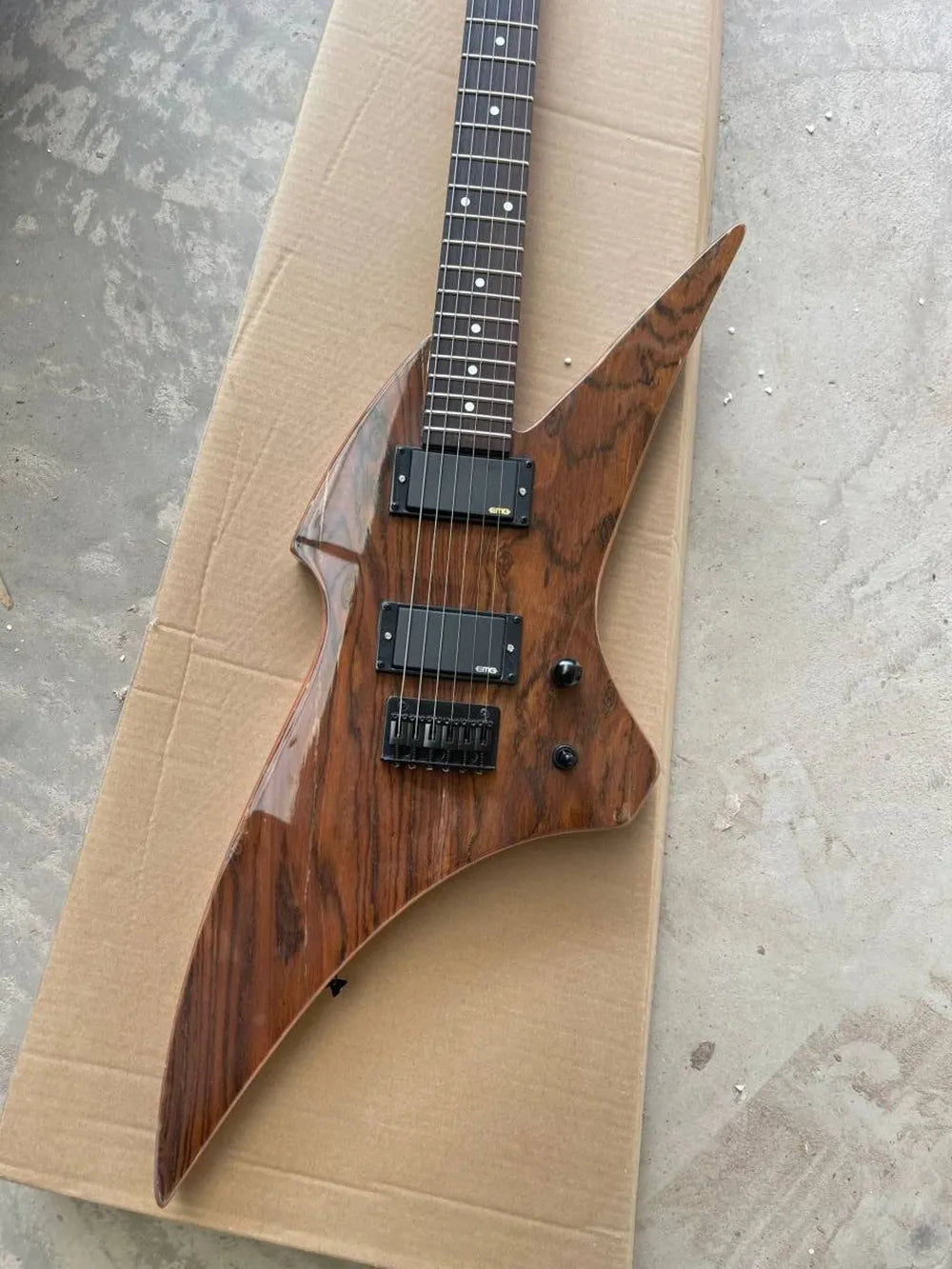 Guitarra Eléctrica de 6 Cuerdas con Forma Inusual, Diapasón de Palisandro y Herrajes Negros, Ofrecemos Servicio Personalizado