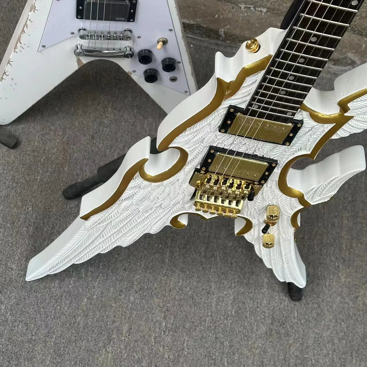 Guitarra eléctrica con alas de Ángel grabadas 6-S, HH, cuerpo blanco con piezas doradas, envío rápido gratis