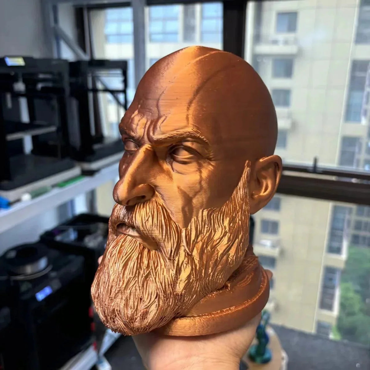 Estatua de Kratos de God of War, soporte para auriculares, personajes de juego, figuras, juguete, modelo de cabeza para escritorio, soporte para auriculares de computadora
