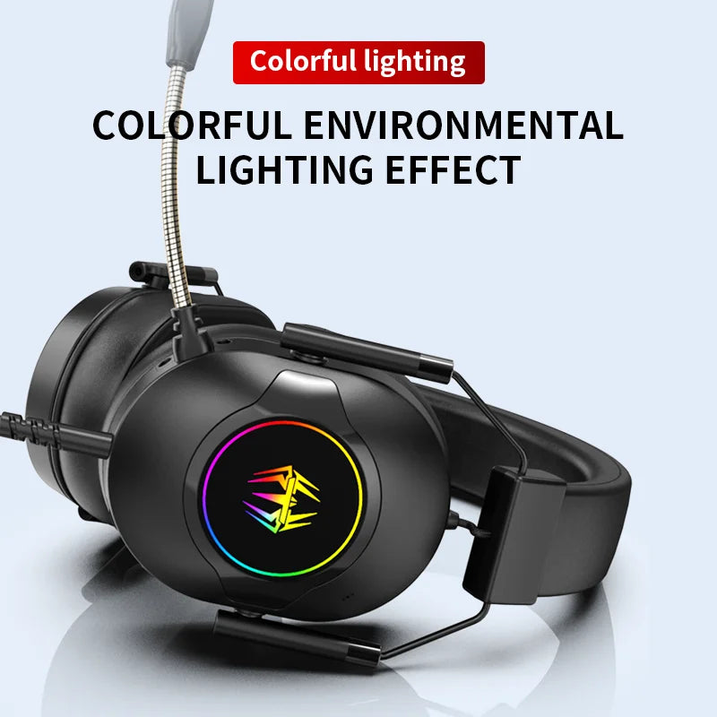 Auriculares gaming negros con luces RGB en las copas y diadema ajustable.