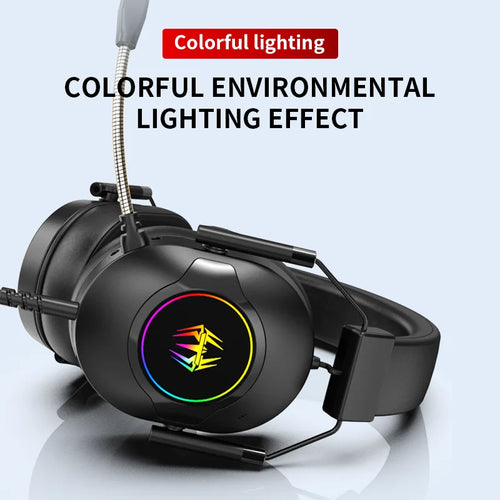 Auriculares gaming negros con luces RGB en las copas y diadema ajustable.