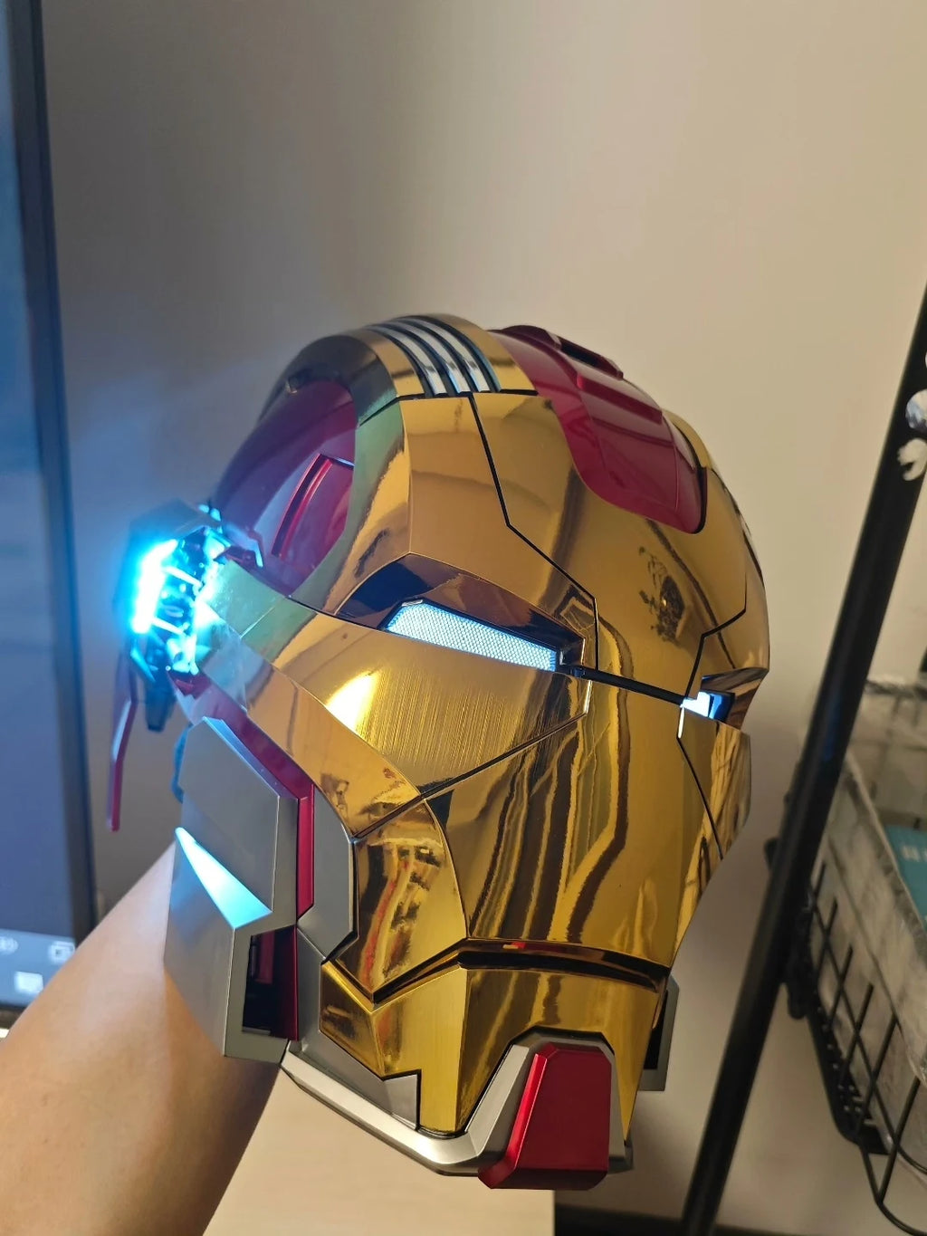 1/1 Casco de Iron Man, modelos Mk5, Mk50 y Mk17. Casco que se puede usar y transformar, con activación por voz de Jarvis y apertura y cierre eléctricos. Artículo de colección.