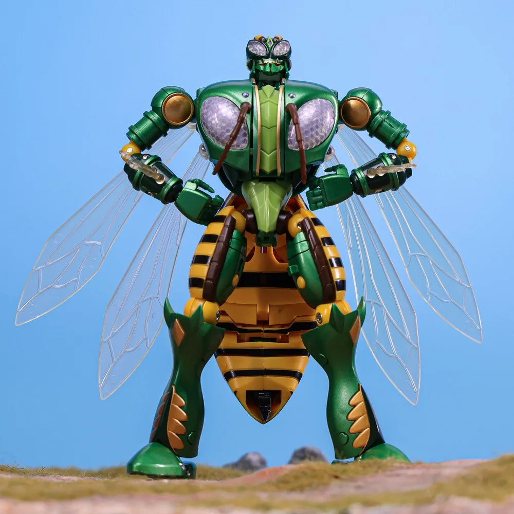 Figura robot verde con rayas amarillas, pecho con rejilla y alas transparentes