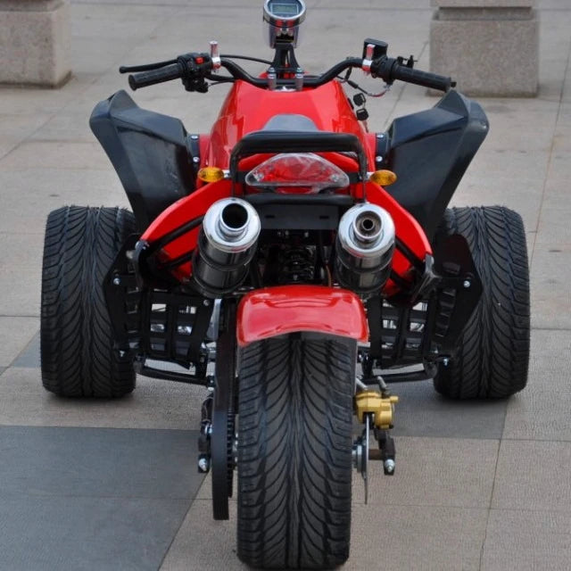 Motocicleta todoterreno de cuatro ruedas con motor refrigerado por agua y tracción inversa de tres ruedas.