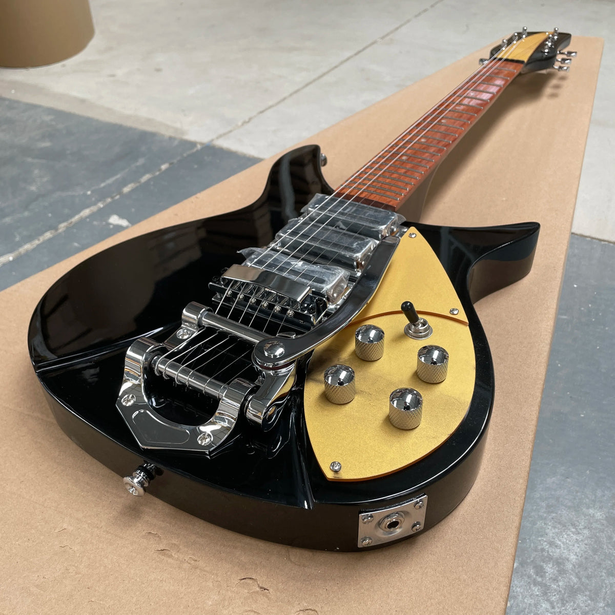 Guitarra eléctrica con sistema de vibrato Bigsby, acabado negro brillante, guitarra de tres pastillas, afinación estable para guitarristas avanzados