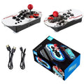 Consola de videojuegos portátil con joystick rojo, cables USB y caja del producto