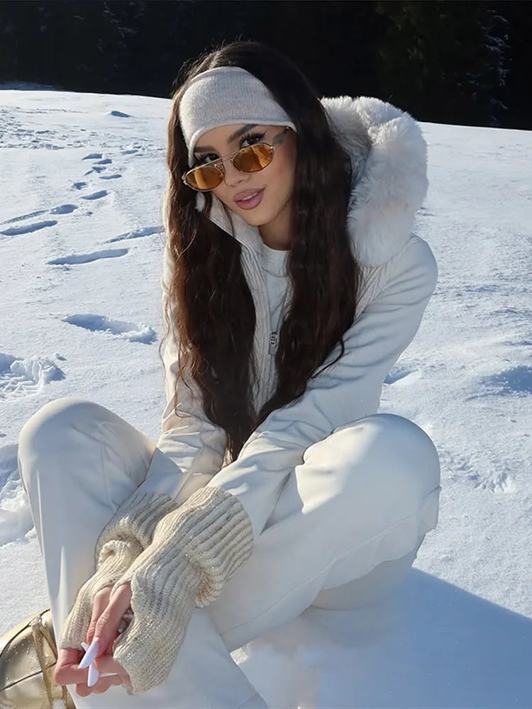 Mono de esquí blanco para mujer con capucha de piel sintética, abrigo acolchado impermeable ajustado con cinturón a la moda, traje deportivo de invierno para mujer 2025