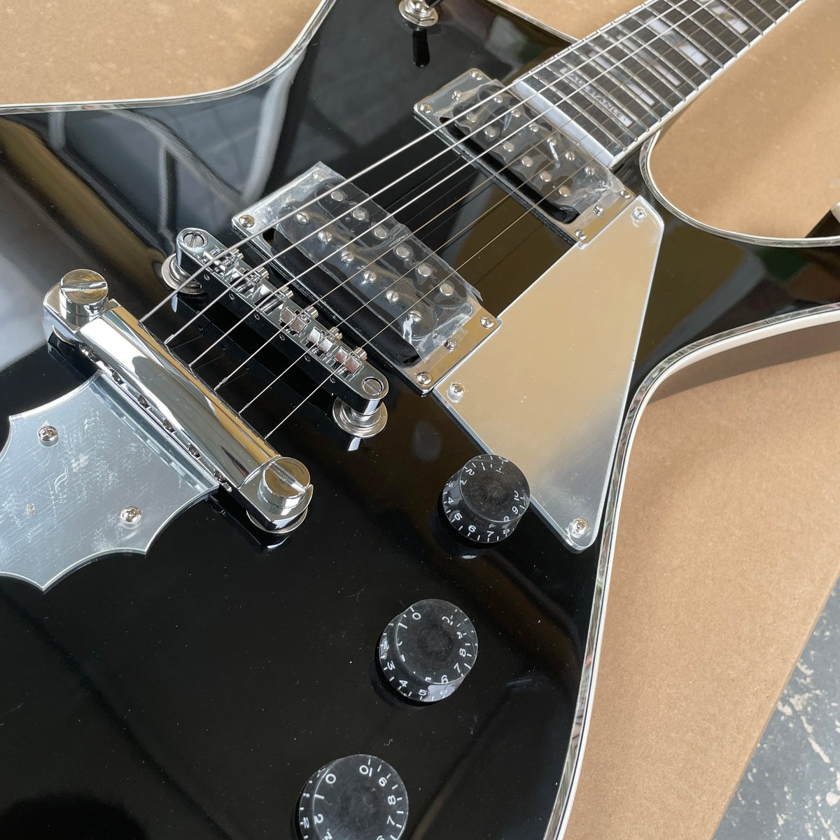Guitarra eléctrica negra de alto brillo con pastillas HH de alto rendimiento – La elección ideal para principiantes y entusiastas del rock