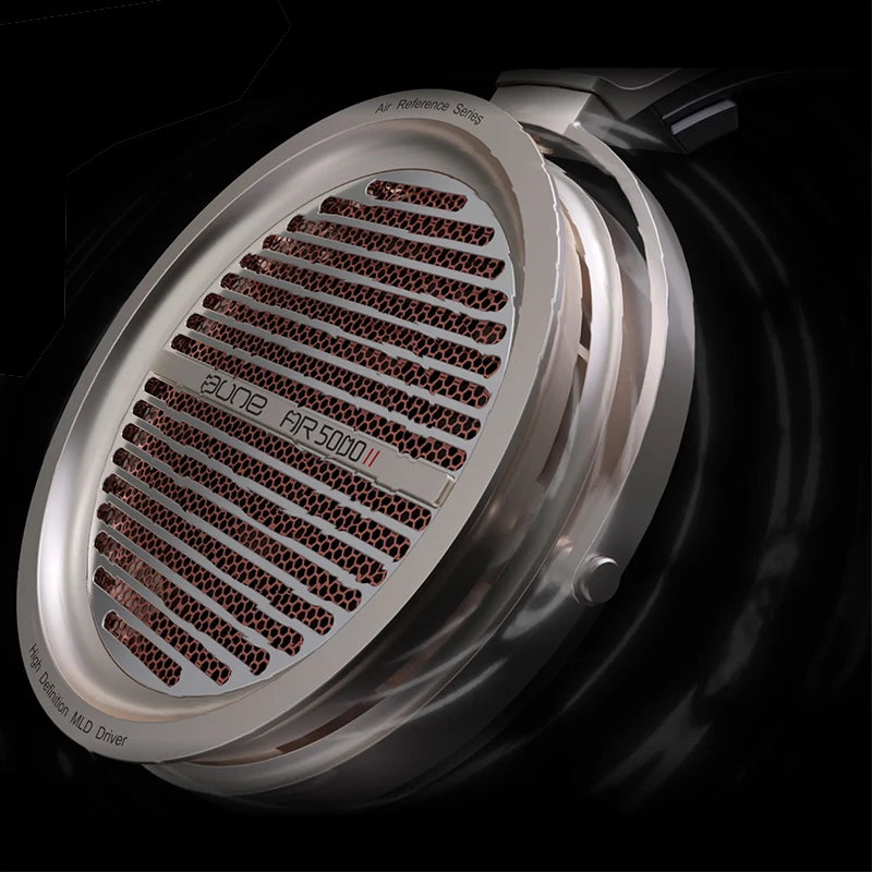 Auricular HiFi abierto: rejilla roja en copa plateada, vista en primer plano