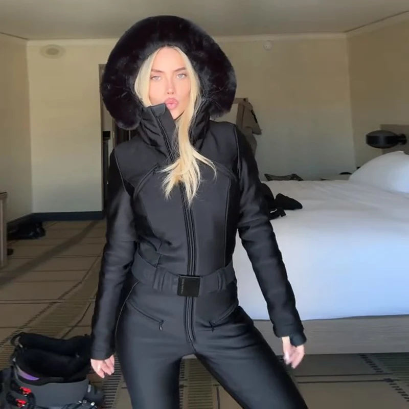 Monos de esquí con capucha a prueba de viento para mujer, traje de esquí plisado con cremallera cálida para Snowboard con cinturón, ropa de senderismo para señora nueva de invierno 2025
