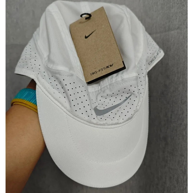 Gorra Nike transpirable con letras decorativas, moderna y versátil, estilo de diario, ideal para combinar, para hombre y mujer, estilo pareja, color blanco FB5681-100