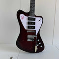 Guitarra eléctrica de cuerpo macizo con diseño único, acabado en color marrón envejecido y con efecto desgastado, tres pastillas de bobina simple y puente con trémolo.