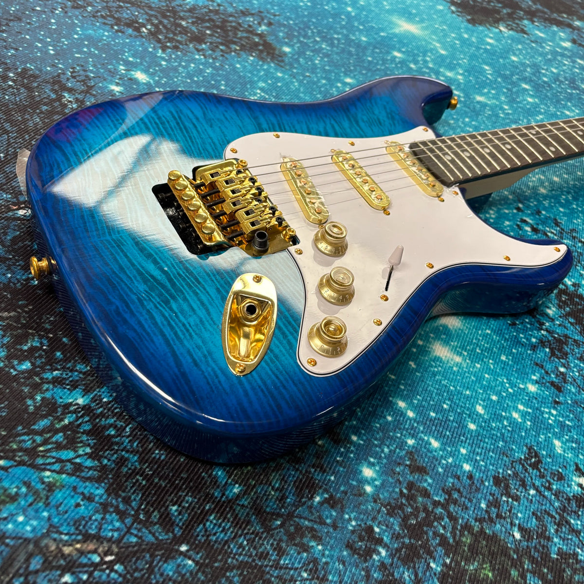 Guitarra eléctrica azul, guitarra con diapasón de palisandro, guitarra eléctrica con pastillas SSS
