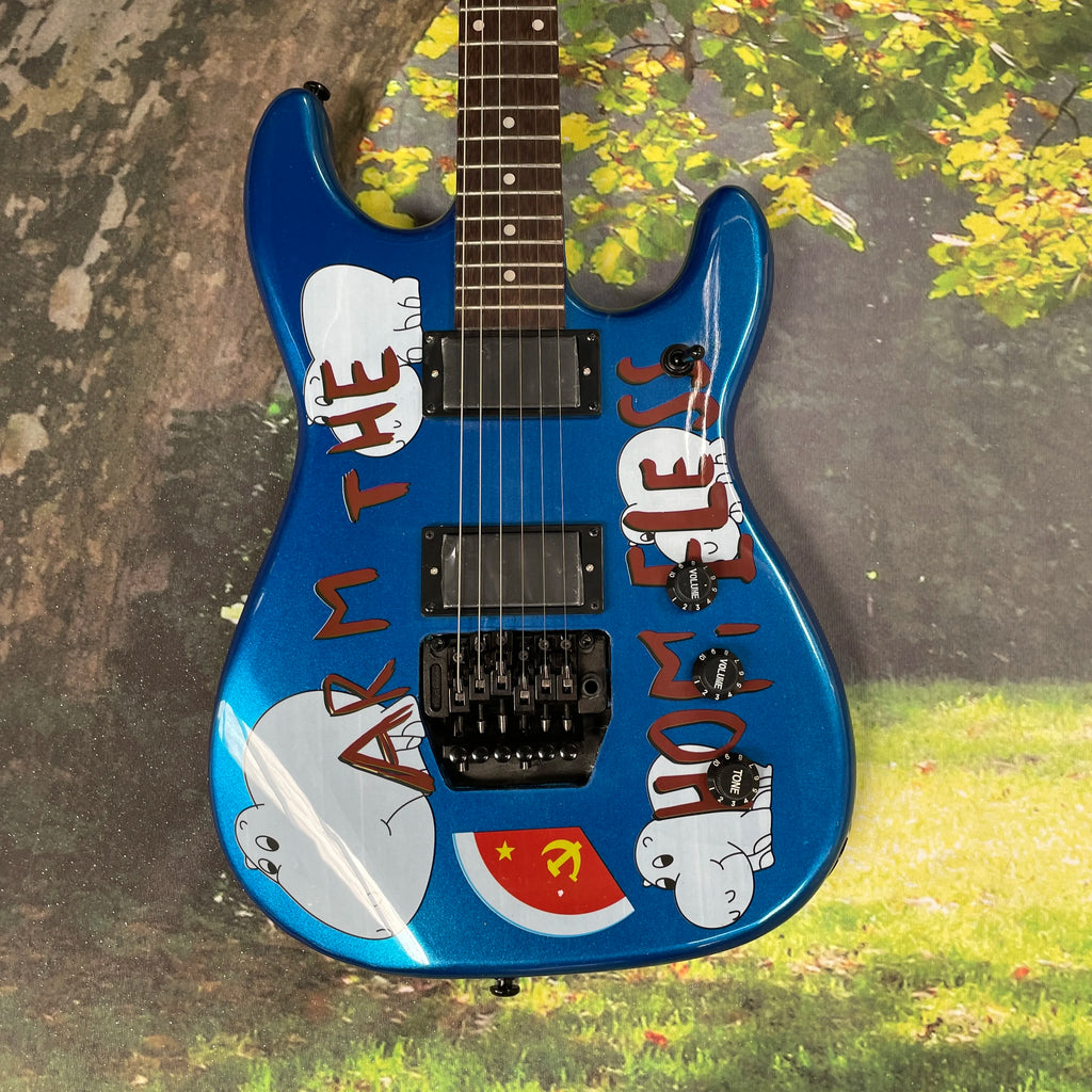Guitarra eléctrica con grafiti en fondo azul, doble pastilla de alta ganancia, sistema de doble tremolo, guitarra eléctrica para speed picking.
