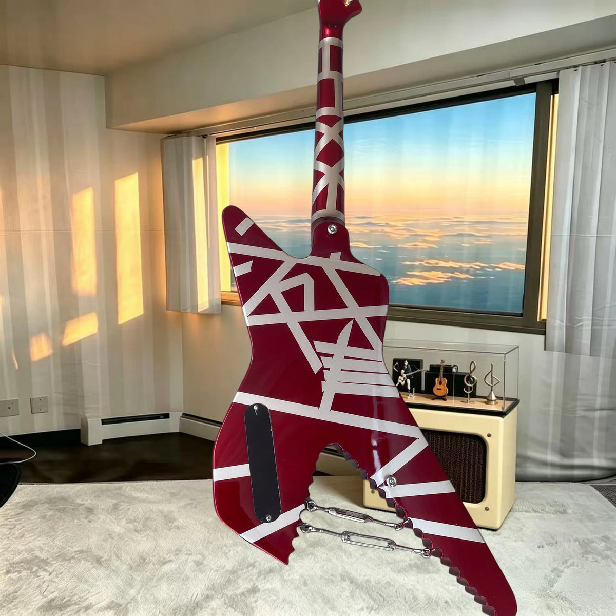 Guitarra eléctrica personalizada Axe‑Saw‑Blade, acabado rojo con franjas blancas, pastillas HH, guitarra única para escenario de heavy metal y hard rock