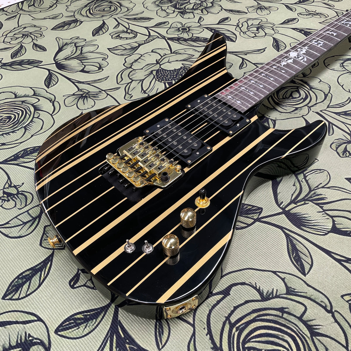 Guitarra eléctrica de 6 cuerdas con rayas negras y doradas, guitarra eléctrica con sistema de doble bloqueo y diapasón de palisandro, guitarra eléctrica para músico de rock