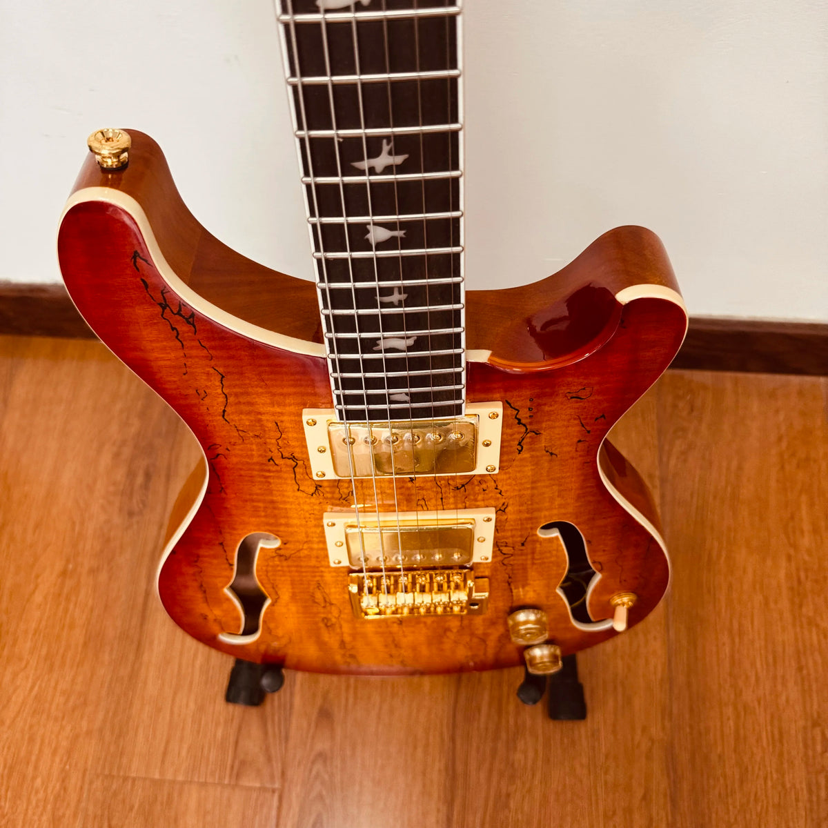 Guitarra eléctrica de media cavidad con diseño de orificio en forma de F. La madera se seca y se somete a un tratamiento especial. Chapa de arce. Envío gratuito.