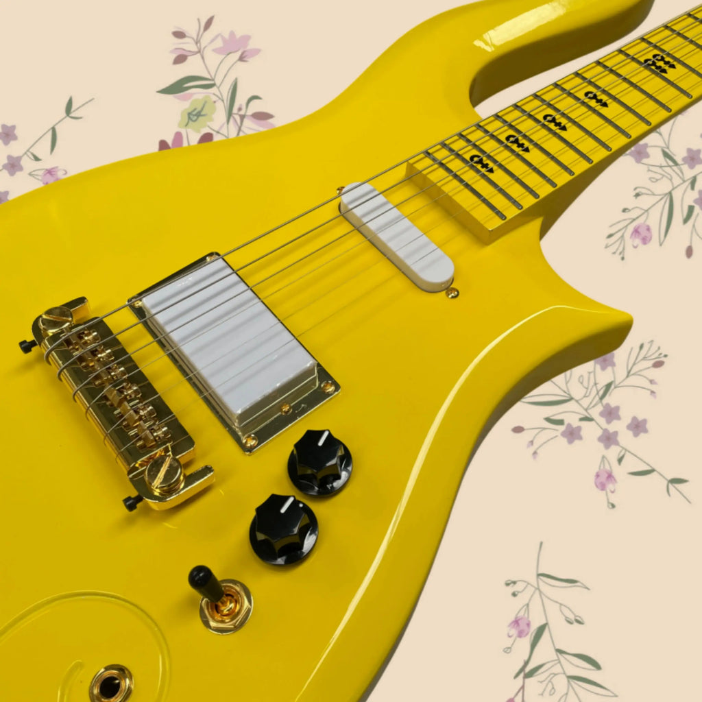 Guitarra eléctrica de 6 cuerdas, acabado en amarillo brillante, herrajes dorados, guitarras con dos perillas negras, ideal para guitarristas principiantes e intermedios.