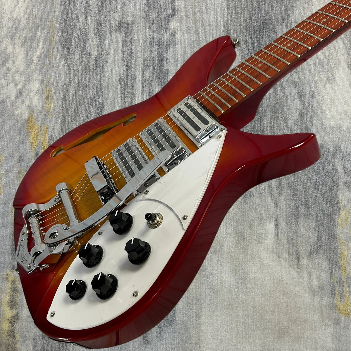 Guitarras Ric Modelo 325 Semihuecas Cerezo Versión 527mm Longitud de Escala Orificios en F Venta 2026