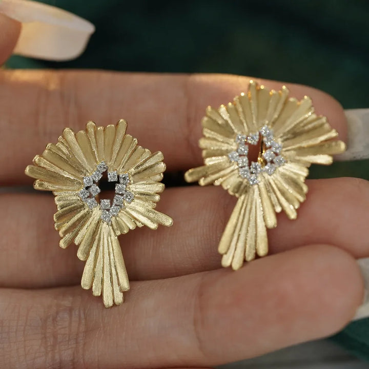 UBESTNICE Popular joyería de oro amarillo sólido Real de 18K AU750 diseño de flor Irregular pendientes de Clip de gota de diamantes naturales para mujer