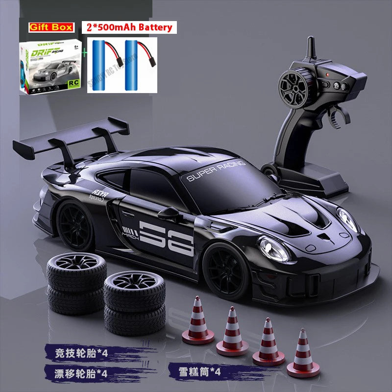 Coche RC derrape negro con ruedas de repuesto y conos de entrenamiento