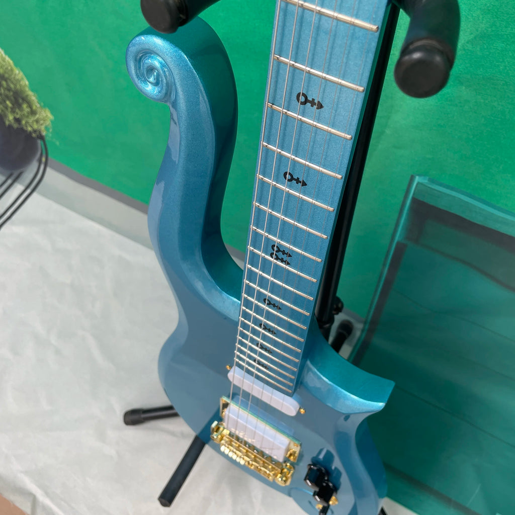 Guitarra eléctrica de 6 cuerdas, un cuerpo único en forma de nube asimétrica y herrajes dorados, una guitarra inusual y distintiva.