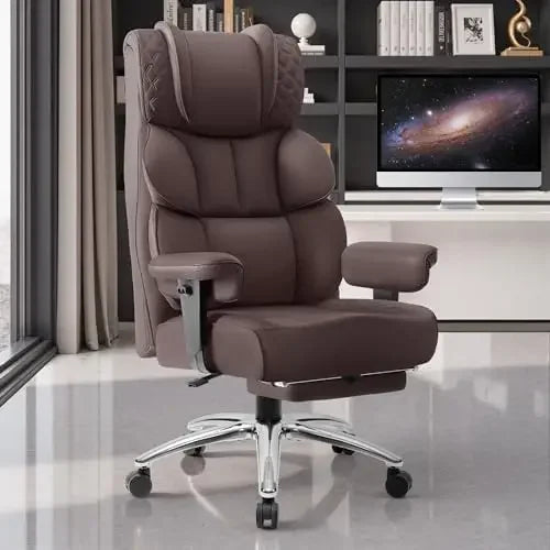 Silla de escritorio de cuero marrón, respaldo alto acolchado y reposapiés reclinable.