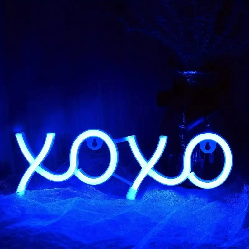 Letrero LED XOXO azul encendido, letras con corazones, decoración de pared
