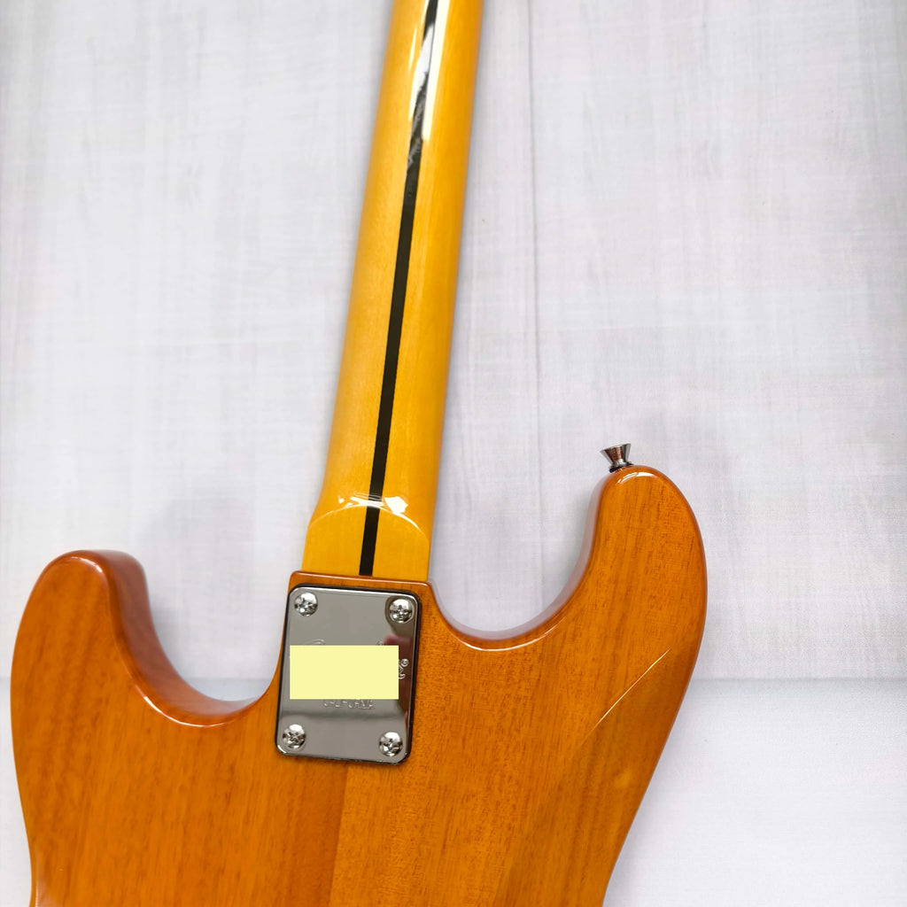 Guitarra eléctrica de madera natural con diapasón de arce, guardapalos negro SSS, bobina y trémolo. En stock.