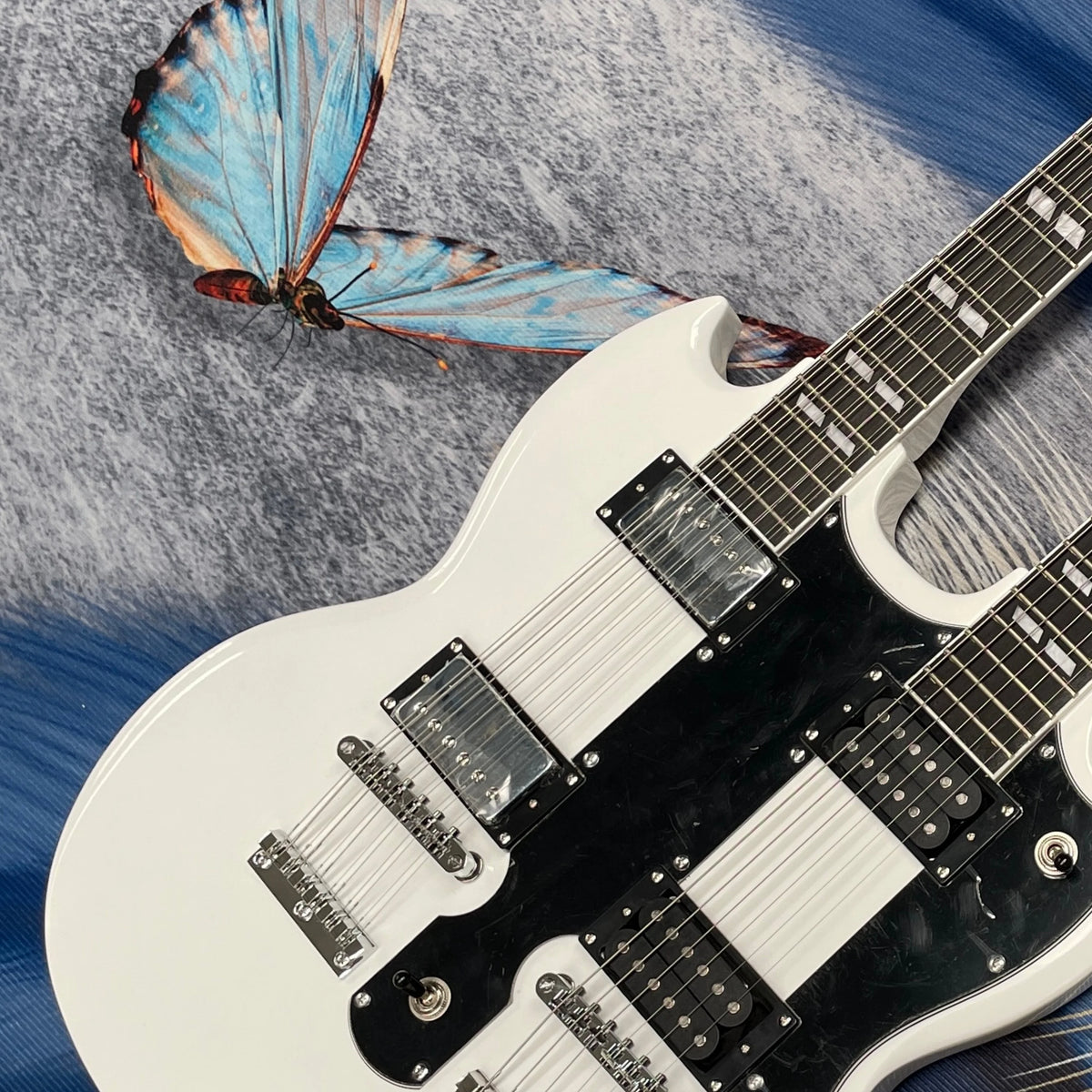 Guitarra eléctrica de doble mástil de 12+6 cuerdas, color blanco puro, con protector negro y pastillas humbucker, elegante guitarra eléctrica de alta gama