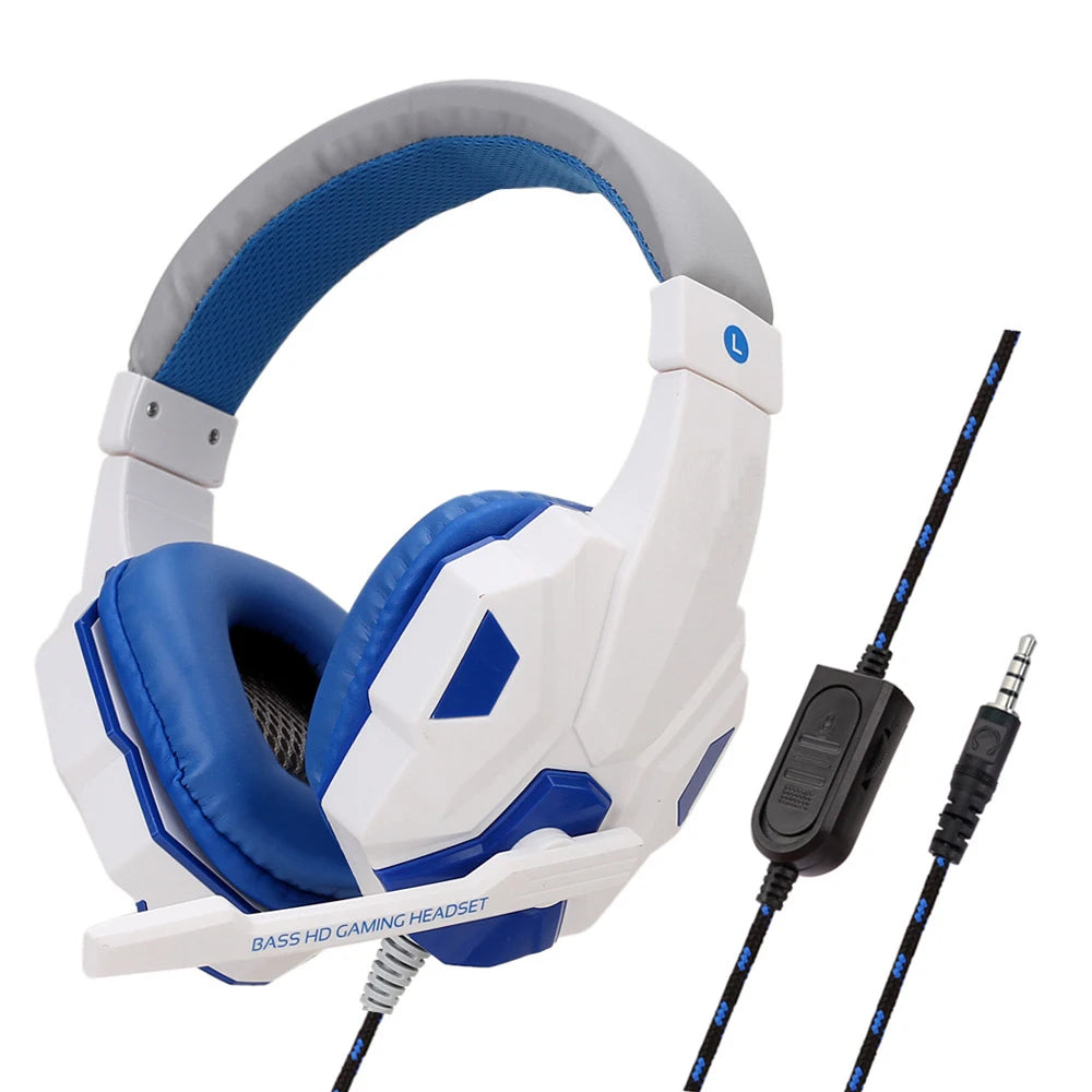 Auriculares gaming blancos y azules con cable; diadema acolchada; micrófono y conector 3.5 mm.
