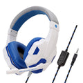 Auriculares gaming blancos y azules con cable; diadema acolchada; micrófono y conector 3.5 mm.