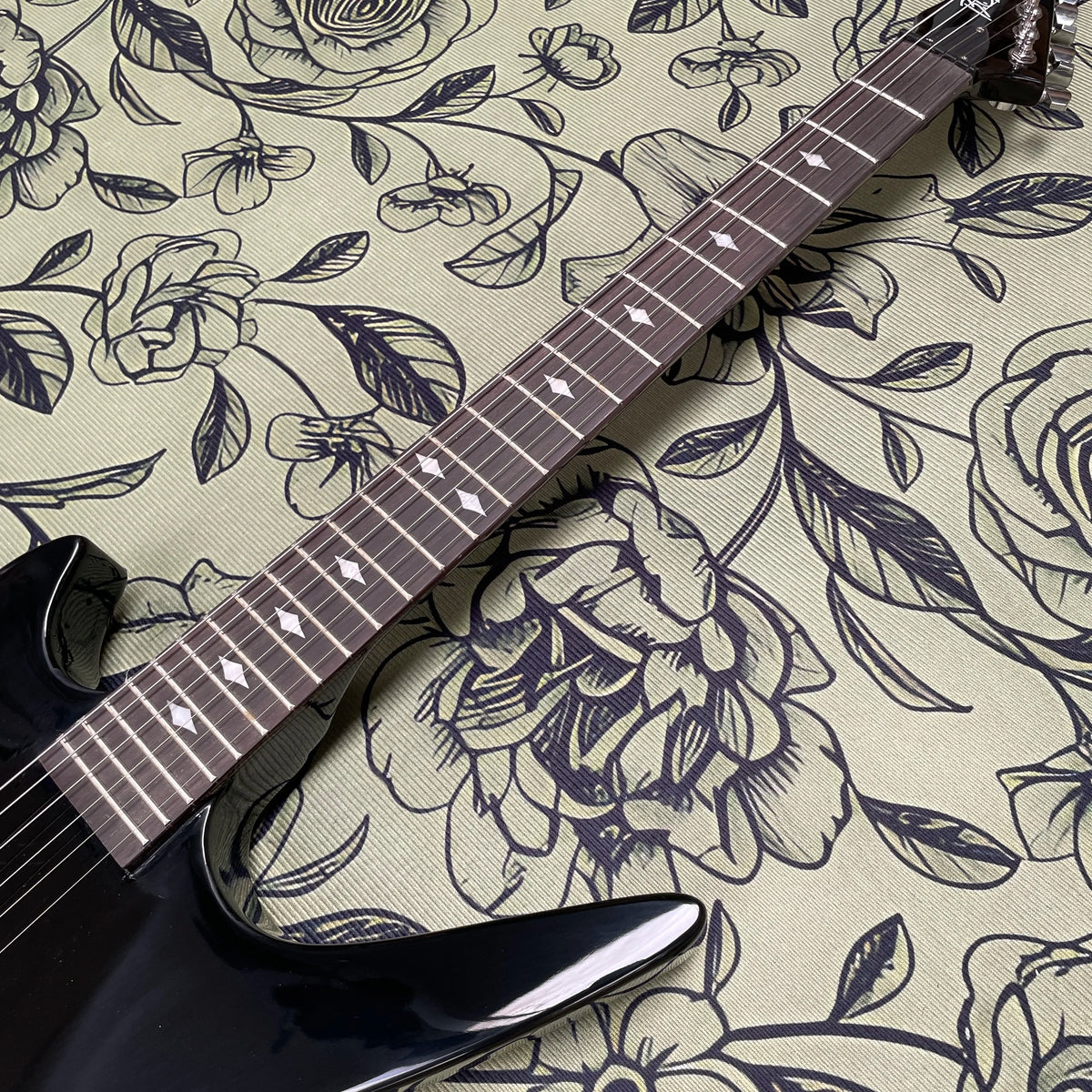 Guitarra eléctrica negra de 6 cuerdas, guitarra eléctrica con pastillas humbucker de alto rendimiento, guitarra eléctrica estilo heavy rock y shred.