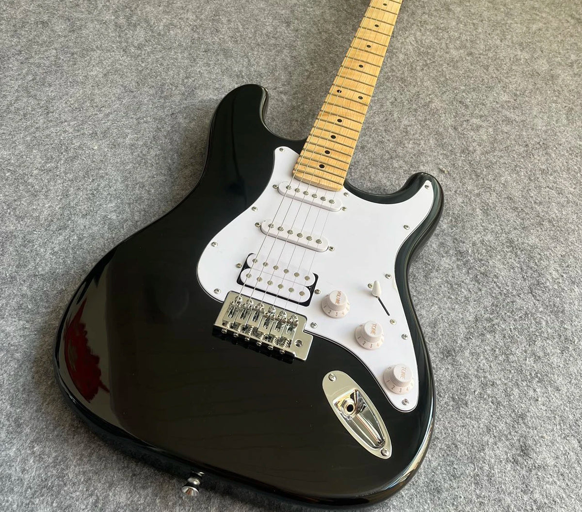 Guitarra negra de alta calidad con diapasón de arce y pastillas 3H, modelo 2026