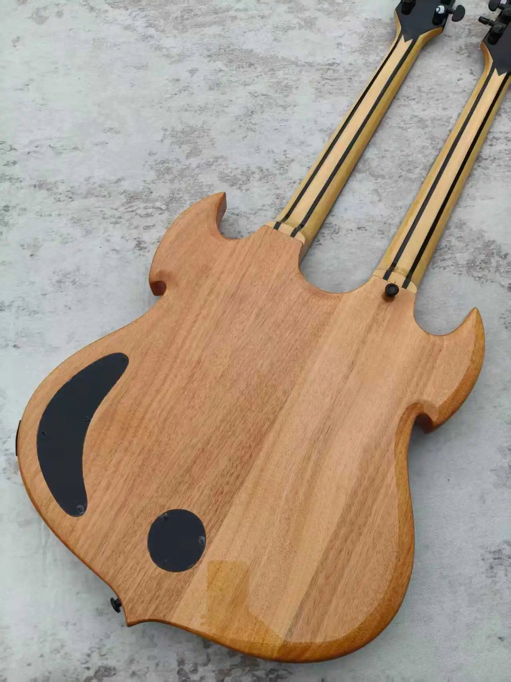 Guitarra eléctrica de doble mástil, guitarra de cuerpo macizo con 12+6 cuerdas, acabado en blanco y negro con diseño de remolino, herrajes negros, pastillas humbucker.
