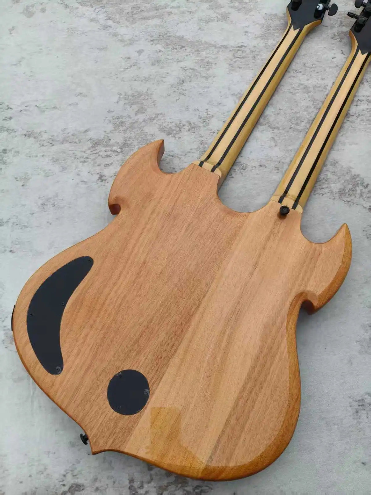 Guitarra eléctrica de doble mástil, guitarra de cuerpo macizo con 12+6 cuerdas, acabado en blanco y negro con diseño de remolino, herrajes negros, pastillas humbucker.