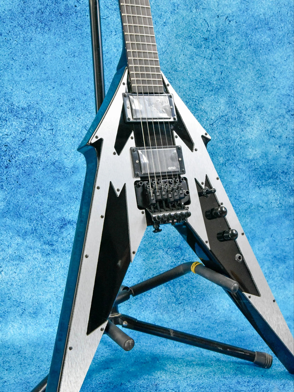 Guitarra eléctrica con forma en V, protector de cuerdas de aluminio cepillado, pastillas pasivas, trémolo con doble sistema de bloqueo, 24 trastes, 648 mm, nueva.